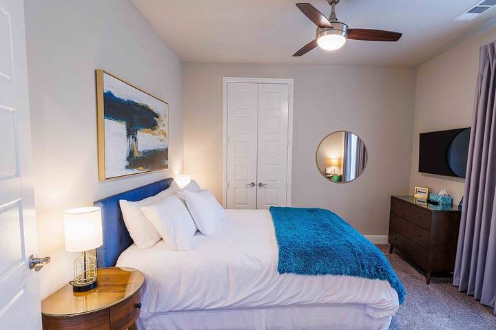 Vacation rental for 12 people, with hot tub and yard in Arlington