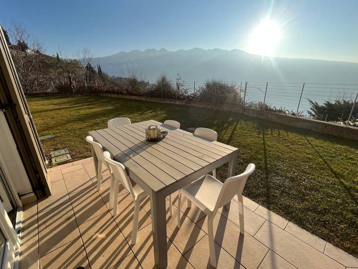 Entire apartment, Holiday Apartment 'Residence La Villa Kalliste' with Lake View, Garden, Shared Pool & Wi-Fi in Tignale, Garda Mountains