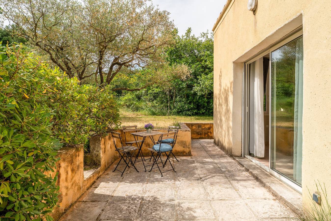 Apartamento entero, Gîte 'Gite Du Petit Bois' con piscina compartida, Wi-Fi y aire acondicionado in Villedieu, Vaucluse