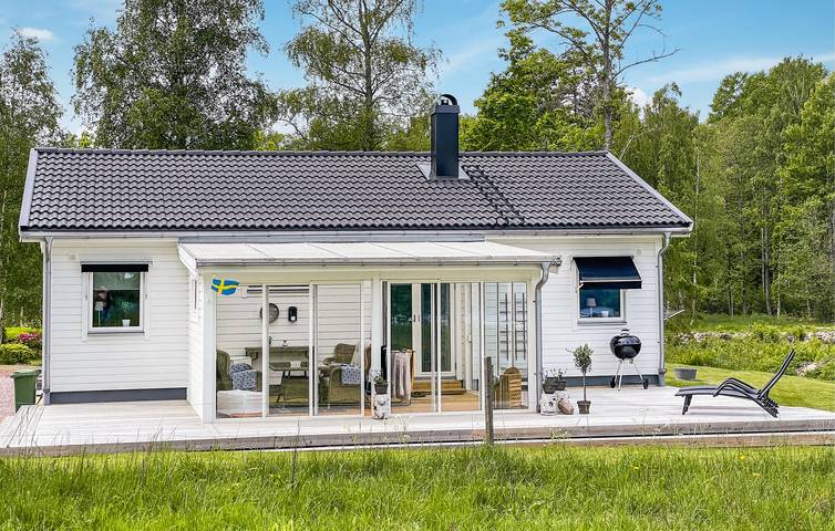 Ferienhaus für 5 Personen, mit Terrasse und Garten sowie Seeblick in Östergötland
