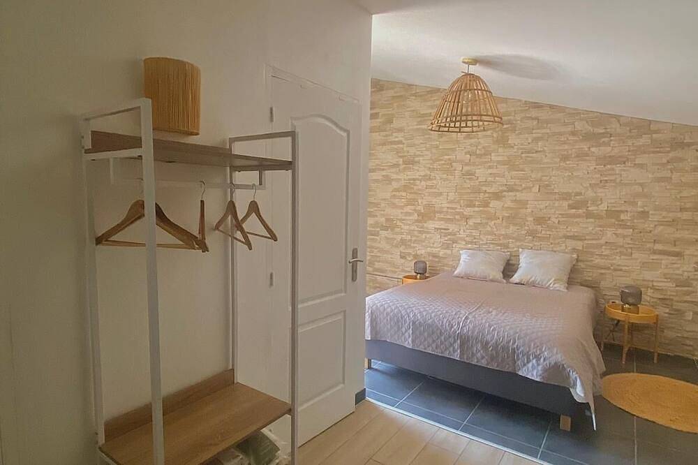 Cosy room with exterior in Saint-Martin-de-Crau, Arles e dintorni
