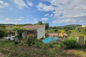 Cottage pour 5 personnes, avec terrasse ainsi que jardin et piscine à Saint-Martin-de-Castillon