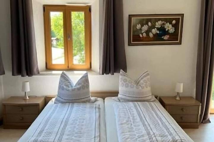 Ganze Wohnung, Ferienwohnung im Obergeschoss, 40 qm, für 1 - 3 Personen in Grabenstätt, Chiemsee