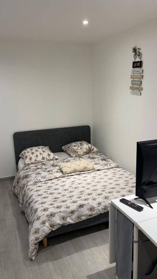 Appartement entier, One-Bedroom Apartment in Élancourt, Yvelines