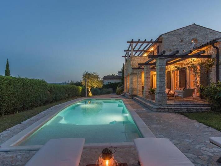 Ferienhaus für 8 Personen, mit Garten und Pool sowie Terrasse, mit Haustier