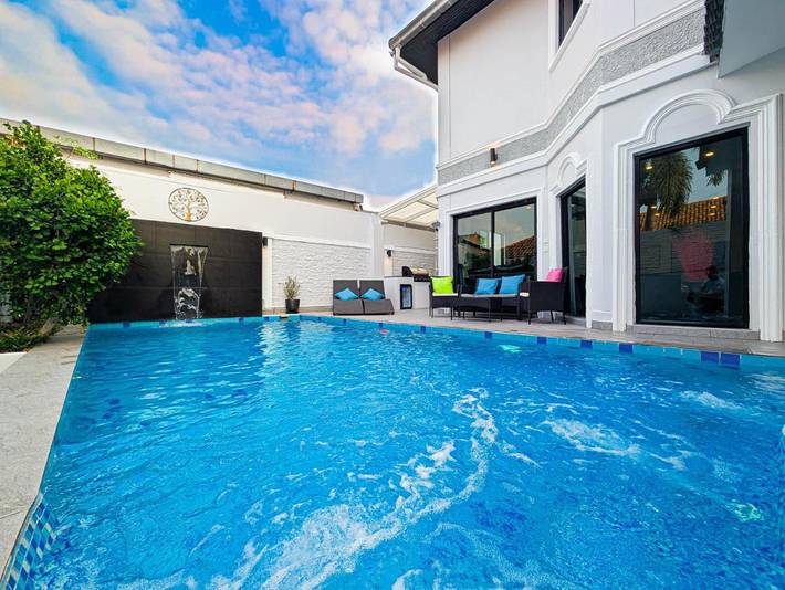 Maison de vacances pour 14 personnes, avec terrasse ainsi que piscine et jacuzzi, animaux acceptés à Pattaya
