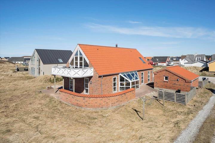 Feriehus for 8 personer, Balkong og Jacuzzi i tillegg til Terrasse og Sauna i Vorupør