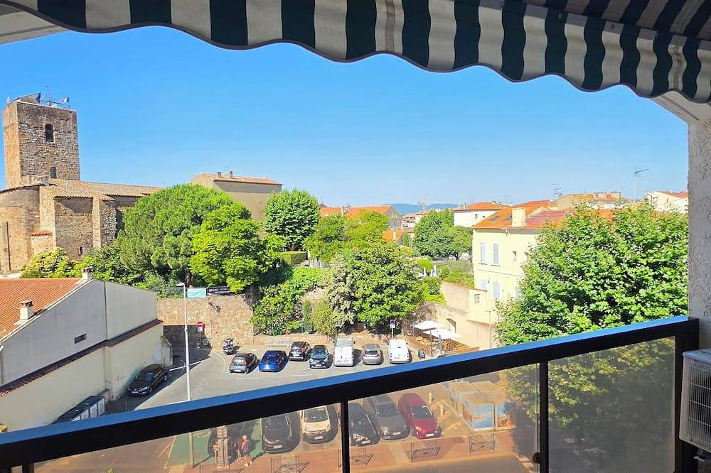 Appartement entier, Studio  centre ville Saint Raphaël tout a pied (gare Tgv, plage et commerces) in Saint-Raphaël, Massif de l'Esterel