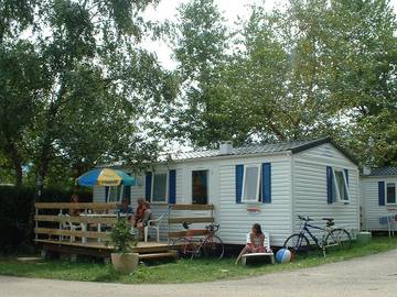 Camping für 6 Personen in Clairvaux-les-Lacs, Jura, Bild 3