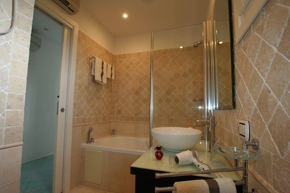 Ganze Wohnung, Luxuriöse und komfortable 120m2 Wohnung mit herrlichem Blick und direktem Zugang zum Meer. in Porto Istana, Gallura