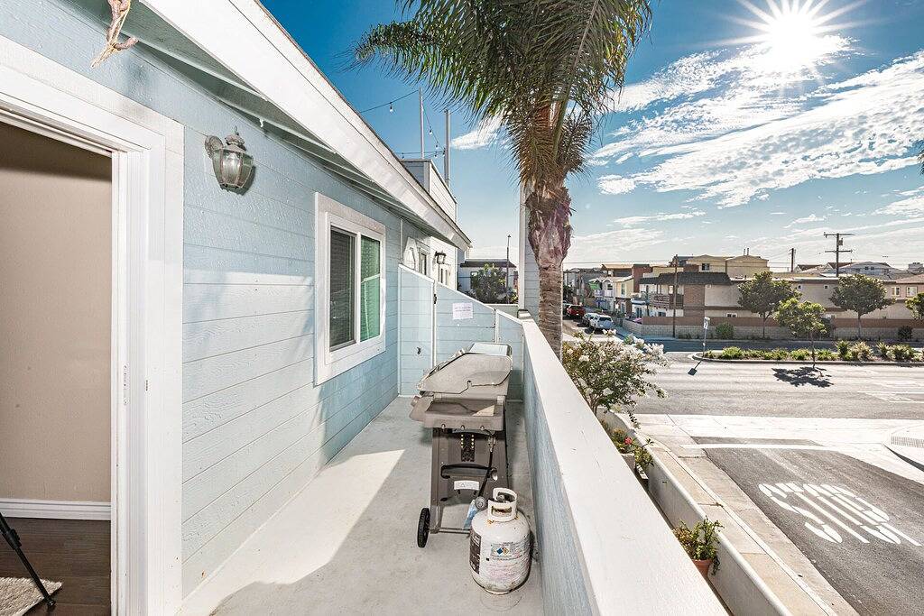 Upstairs Apartment w/ Balcony | 1 Block to Beach | Central to All the Hot Spots! in Newport Beach, Orange County