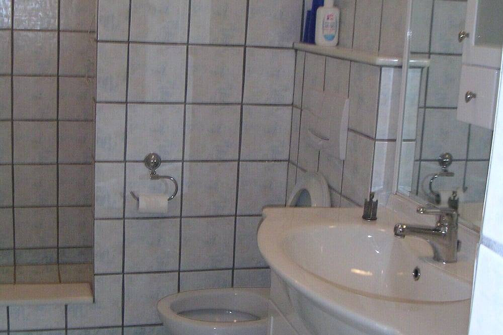 Ganze Wohnung, Casa Irene, App. mit Gartenterrasse, Privatstrand in Villaggio Montelago, Brusimpiano Gemeinde