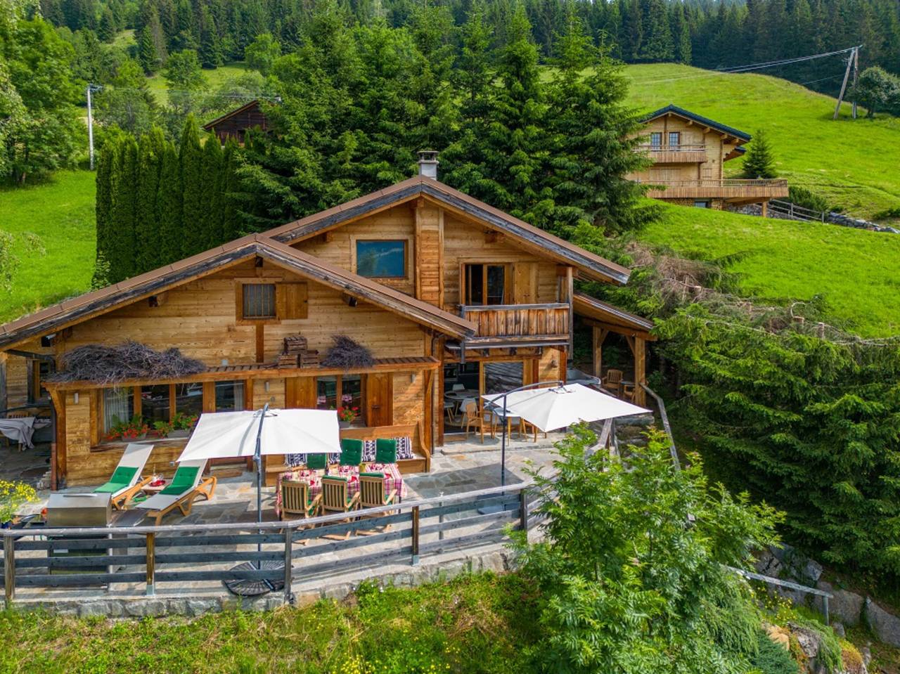 Chalet Bachal – Alpine Views in Manigod, Private Jacuzzi and Shared Pool in Manigod, Annecy region