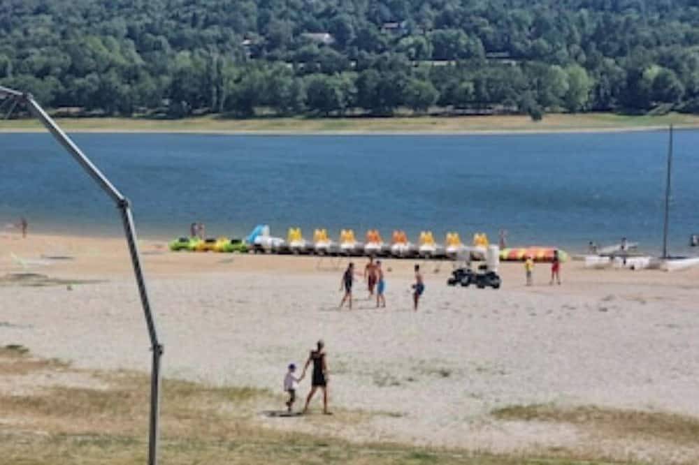 Cottage in a residential complex with a pool on the shores of Lake Saint-Ferréol in Revel, Lauragais