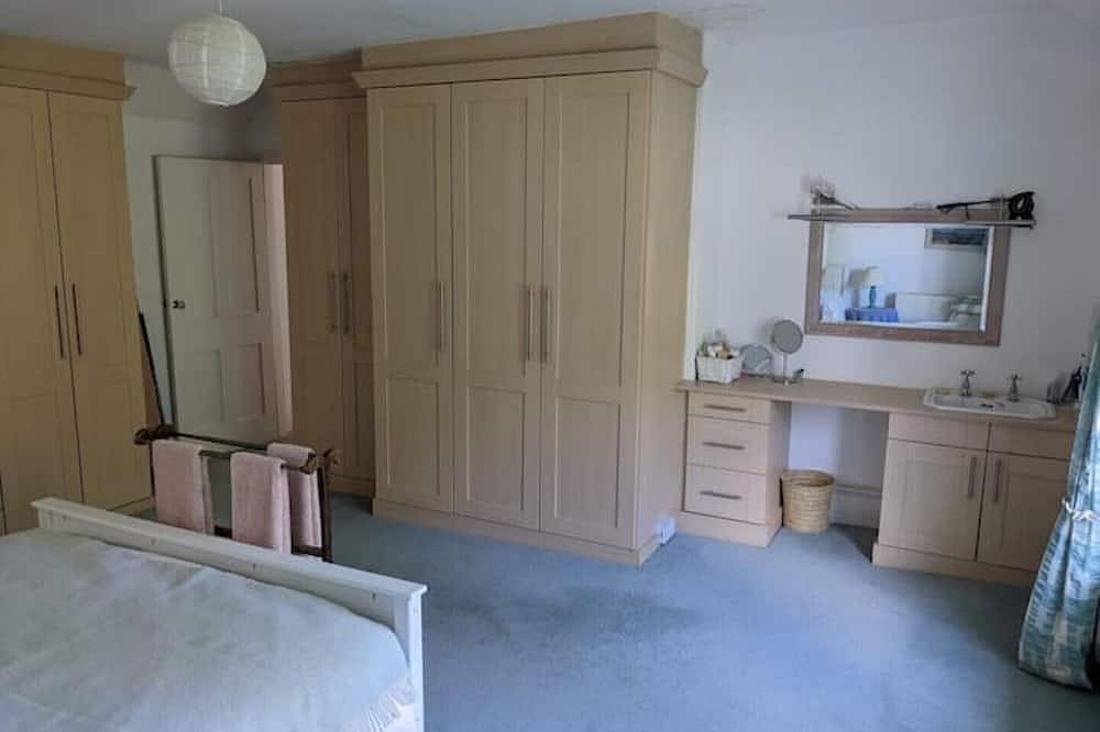 Cosy Cottage by the Sea (1x Big Master Double Bedroom) in Cowes, Isle of Wight