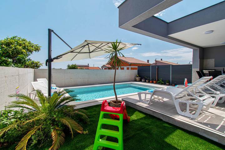 Villa pour 5 personnes, avec piscine ainsi que terrasse et jardin à Loborika - 4