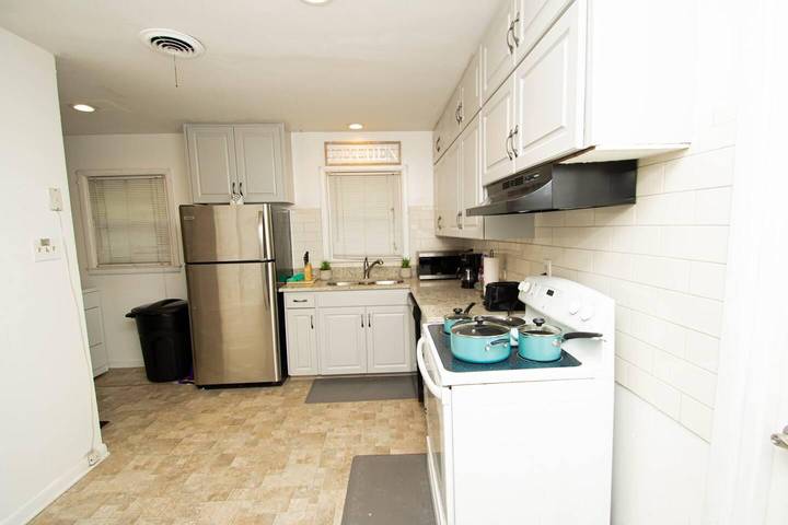 House - Sleeps 8 - Parking - Malls Close in Little Rock, Arkansas