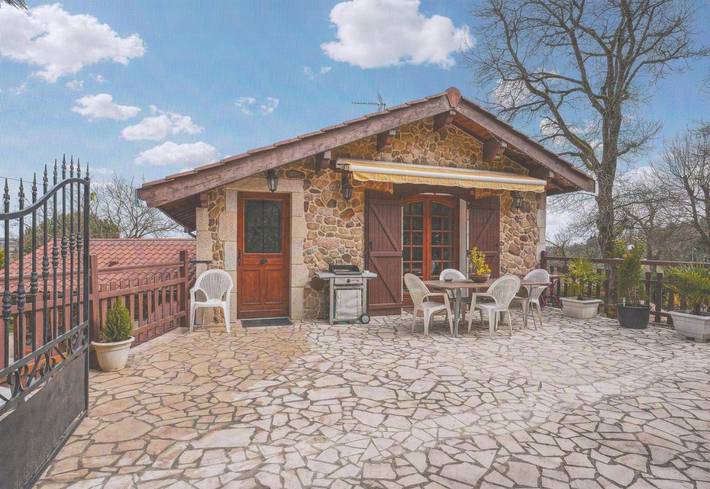 Gîte pour 5 personnes, avec terrasse ainsi que vue et piscine, animaux acceptés à Taluyers