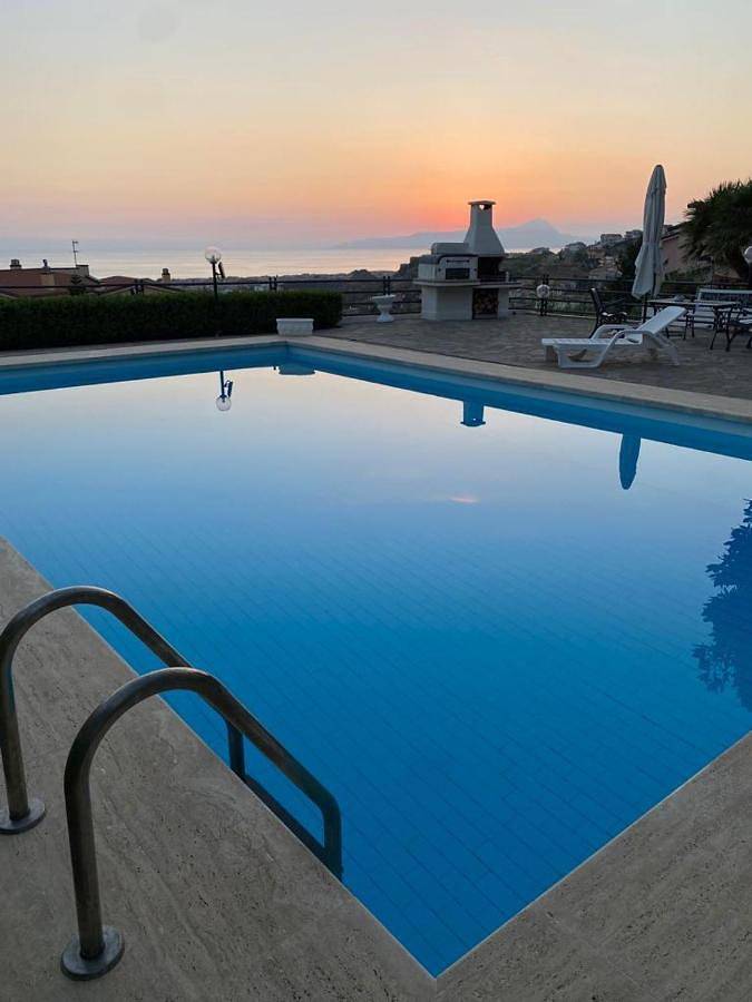 B&b per 4 persone, con panorama e giardino nonché balcone e piscina in Tortora Marina