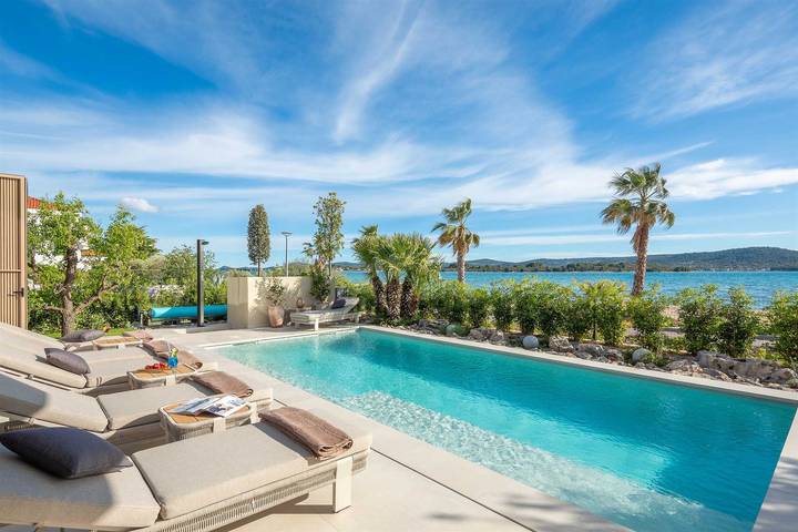 Villa pour 8 personnes, avec piscine et jardin ainsi que jacuzzi et sauna, adapté aux familles à Turanj - 3