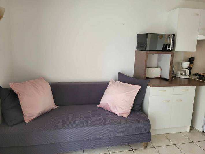Entire studio, Studio Les Iris - Tilleul with Shared Terrace, Garden, and Wi-Fi in Monthou-sur-Cher, Sologne