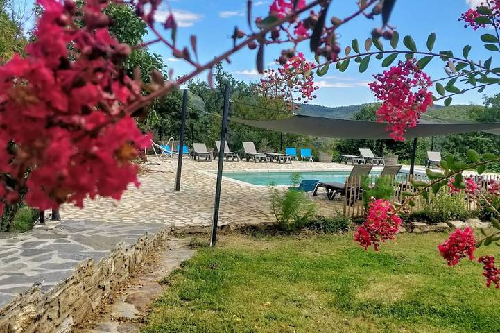 Gîte pour 2 personnes, avec terrasse ainsi que jardin et piscine à Taulis - 4