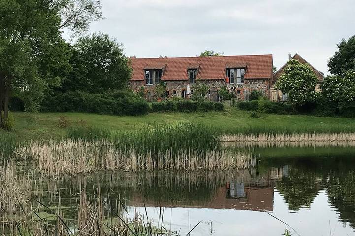 Stilvoll eingerichtete Feldsteinscheune mit Gastraum und Terrasse am Dorfteich in Hirschfelde (Brandenburg), Werneuchen