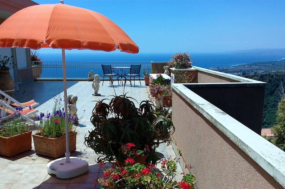 Entire apartment, Residence Schuler - Apartment 'A' with sea-Etna view in Taormina, Messina Province