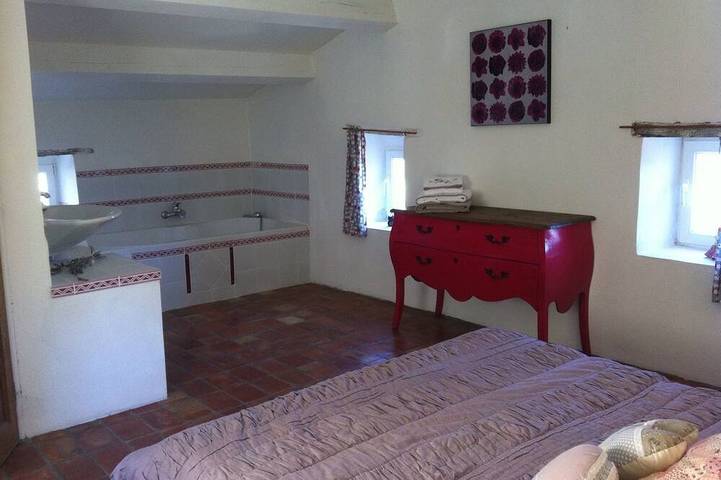 Charming 3-star farmhouse in Reilhanette, Nyons region