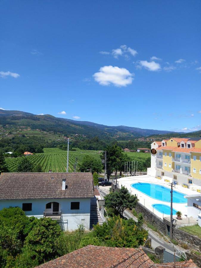 Hôtel pour 4 personnes, avec bassin pour enfant et jardin ainsi que piscine et vue dans Peso