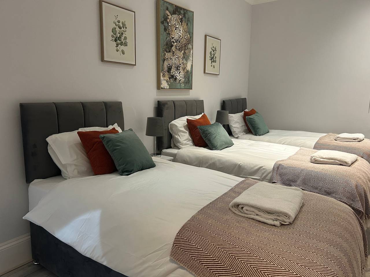 Entire holiday apartment, Tavistock House-Contractor stay-Parking-Sleeps 7, in Bedford