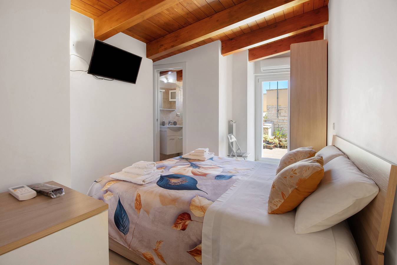 Room 'Yellow' with Shared Terrace, Wi-Fi and Air Conditioning in Terlizzi, Bari Province