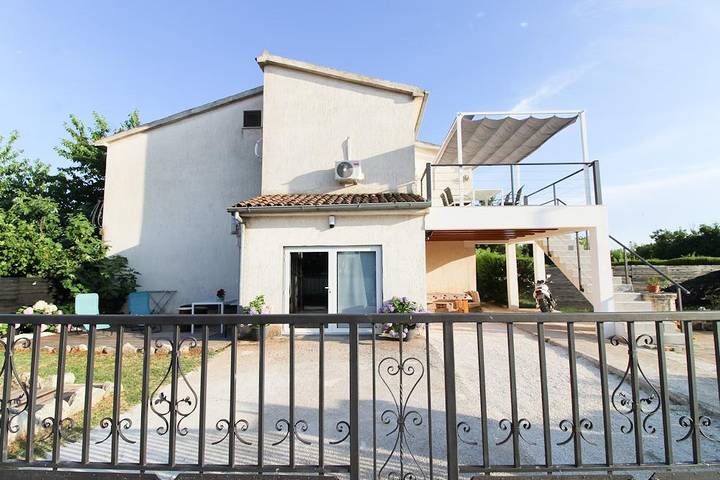 Location de vacances pour 4 personnes, avec terrasse à Bale (Croatie)
