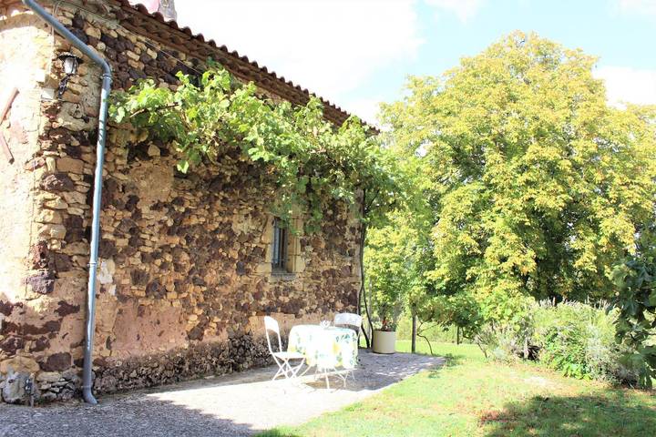 Gîte for 4 people, with Terrace and Garden as well as View in Dordogne