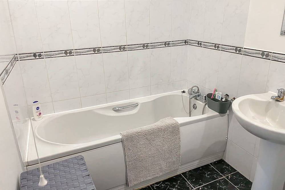 Moderne-Cottage-Sdb privée avec baignoire-Vue ville-Gaia Lane in Staffordshire