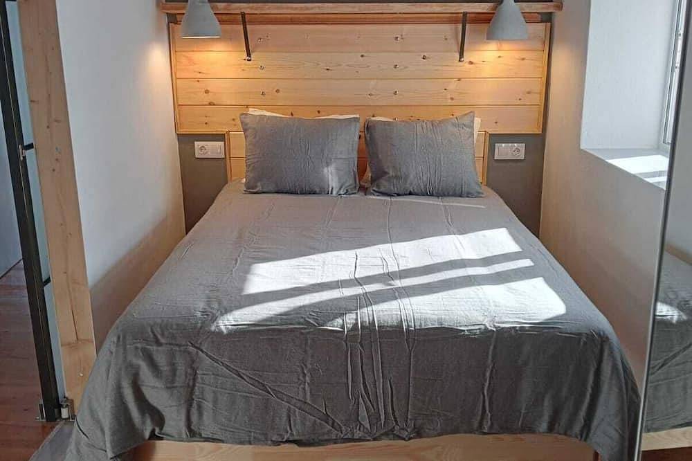 Your Koroni Escape Starts Here: Central Apartment near Zaga Beach and Tavernas. in Koroni, Messenia region
