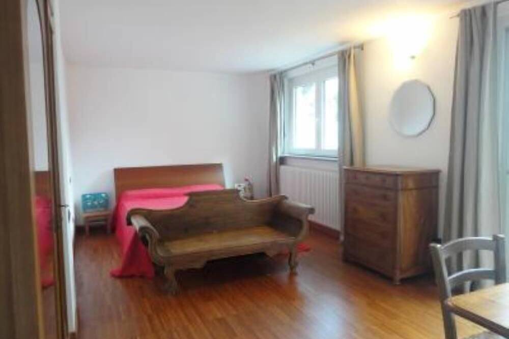 Klein huis met grote tuin, uitzicht op het Comomeer 'Sans Souci' in Carate Urio, Comomeer