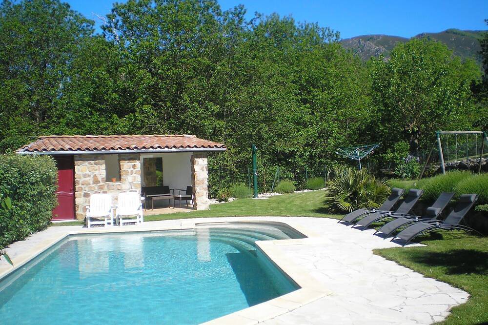 Charmante maison neuve avec terrain clôturé et  piscine privée dans la verdure in Laboule, Parc naturel régional des Monts d'Ardèche