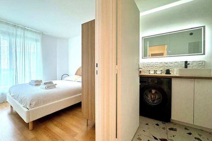 Entire apartment, 2 Bedroom Apartment near Arc de Triomphe Paris by Wild in Levallois-Perret, Hauts-de-Seine