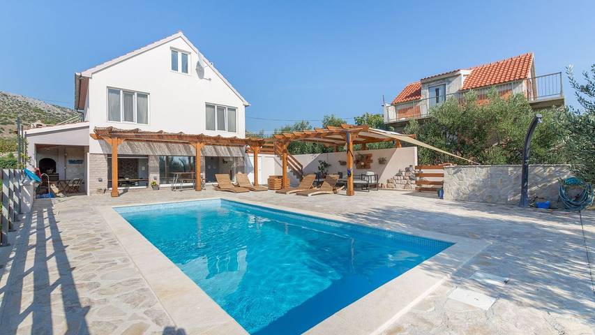 Ferienhaus für 5 Personen, mit Garten und Pool sowie Terrasse in Sibenik