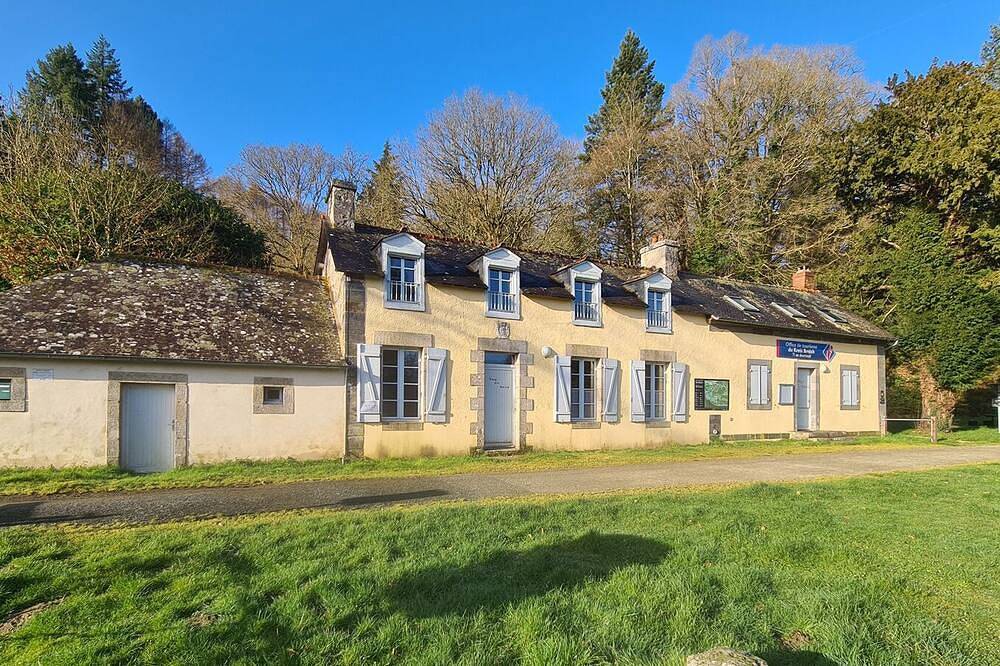 Maison éclusière de Bon Repos - Au bord du canal in Perret, Région de Guingamp