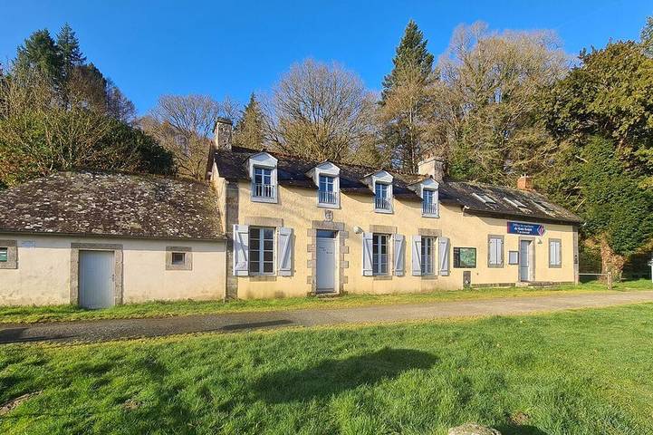 Gîte pour 8 personnes, avec Jardin à Perret