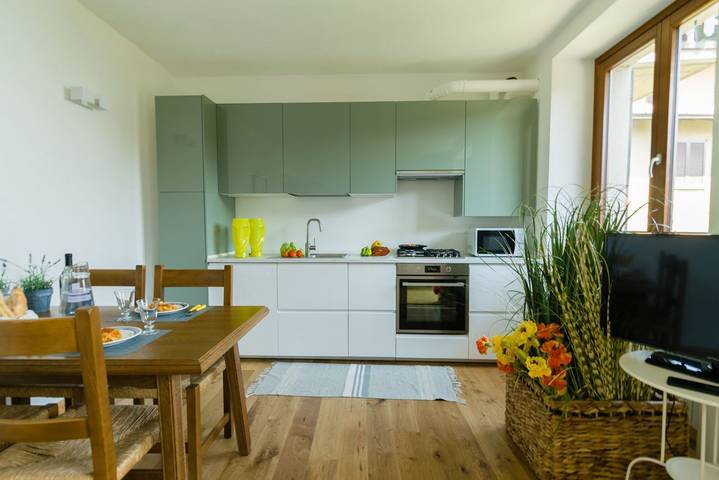 Ganze Wohnung, Enjoyiseolake - Discesa a Lago - mit Terrasse, Garten und Seeblick in Riva di Solto, Gemeinde Riva di Solto