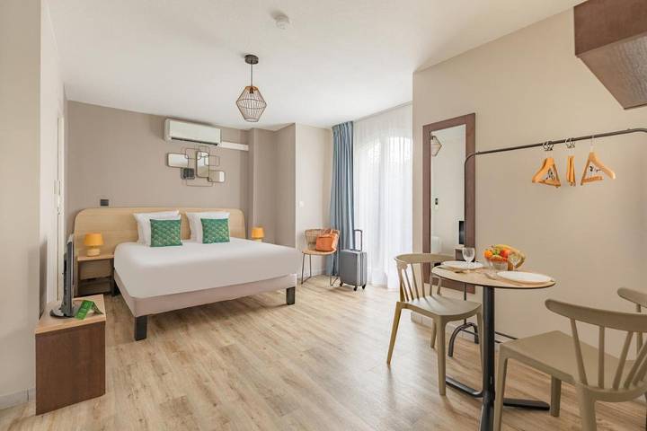 Location de vacances pour 2 personnes, avec Terrasse et Jardin ainsi que Piscine et Sauna à Colomiers
