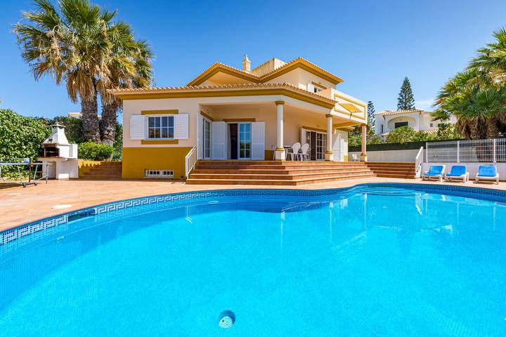Villa für 8 Personen, mit Terrasse und Garten in Galé