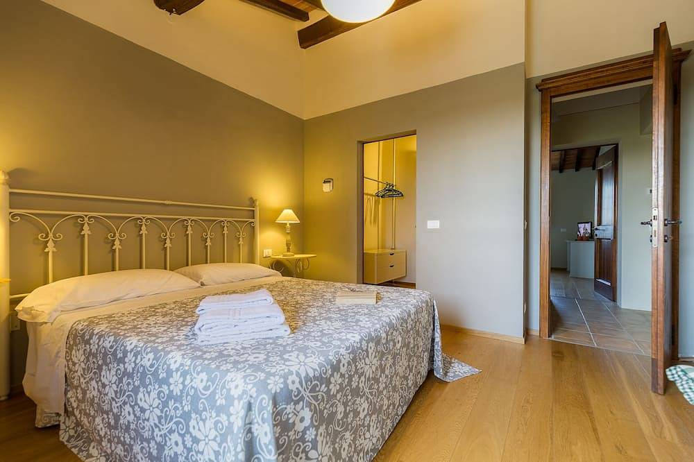 Rugantina- Large Tuscan countryhouse with private big pool and gardens, sleeps14 in Cortona, Arezzo Province
