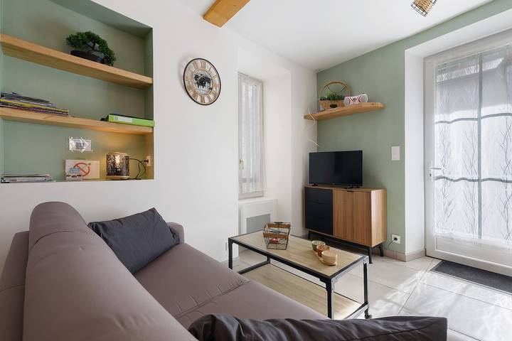 Entire apartment, Apartment 'Au Cocon De La Tour Des Jacobins' with private terrace and Wi-Fi in Bagnères-de-Bigorre, Hautes-Pyrénées