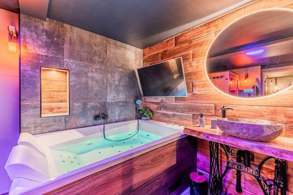 ⚜️ Romantic Love Room | Jacuzzi, Sauna & Terrace | Near Strasbourg 💕 in Drusenheim, Nordelsass