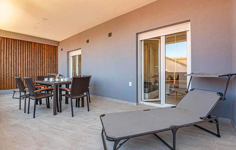 Ferienwohnung für 4 Personen, mit Terrasse und Garten in Sibenik - 3