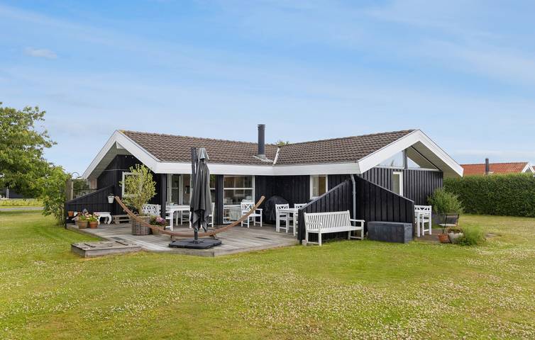 Ferieudlejning for 10 personer, med have og terrasse i Hasmark